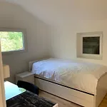Small Room Walk To The Airport