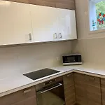 Small Room Walk To The Airport