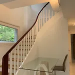 Small Room Walk To The Airport